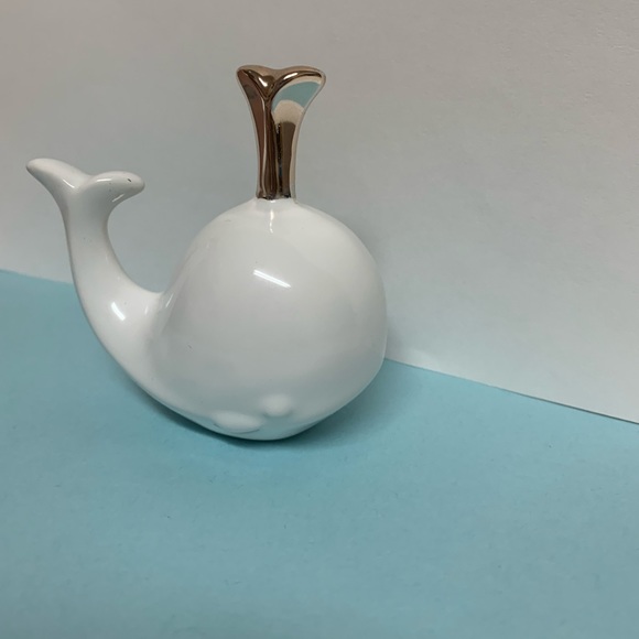 White and Gold Whale Ring Holder - Picture 3 of 3